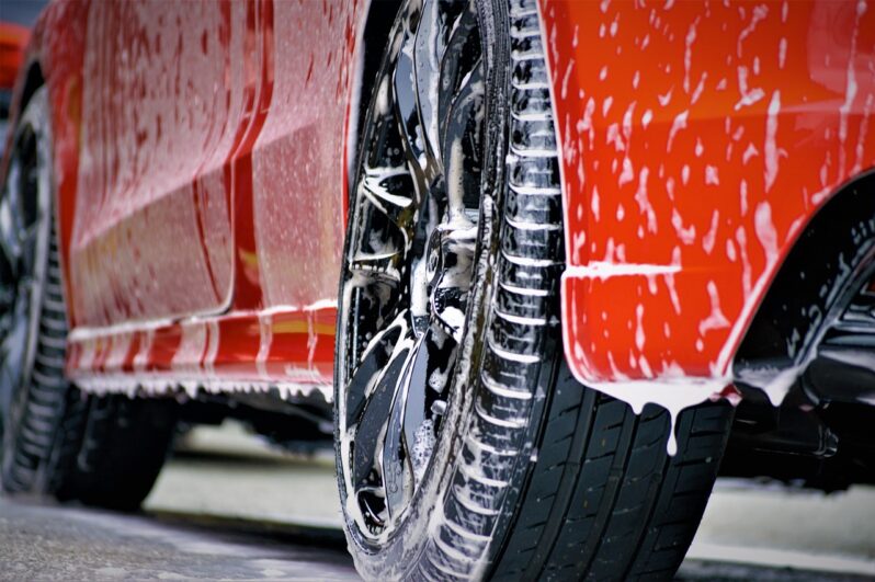 Nettoyage d'une voiture avec un film de protection