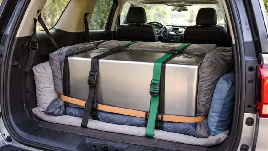 découvrez les meilleures astuces pour transporter un frigo couché dans une voiture en toute sécurité et éviter tout dommage lors du déplacement.