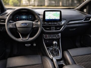 découvrez une analyse détaillée de l'intérieur de la ford fiesta, mettant en avant la qualité des finitions et les matériaux utilisés pour un confort optimal.