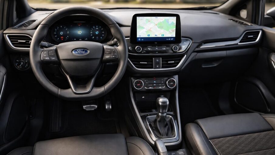 découvrez une analyse détaillée de l'intérieur de la ford fiesta, mettant en avant la qualité des finitions et les matériaux utilisés pour un confort optimal.