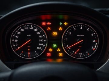 assurez votre sécurité en comprenant les voyants de votre bmw série 3 e90 grâce à cette liste complète et facile à suivre.