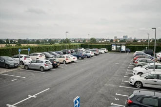 Parking relais en périphérie de Rennes avec places de stationnement organisées et abri bus avec affichage en temps réel